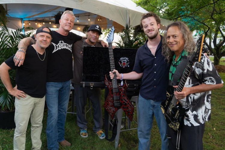 Joseph Quinn e Metallica se reúnem nos bastidores do Lollapalooza