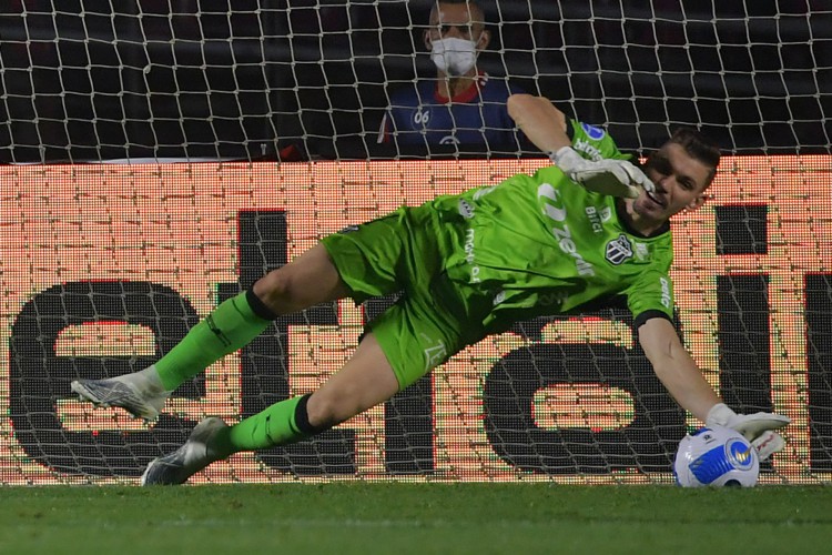 Ceara's goalkeeper Joao Ricardo stops a penalty kick shot by Sao Paulo's Argentine Jonathan Calleri (out of frame) during their Copa Sudamericana football tournament quarterfinals all-Brazilian first leg match, at the Morumbi stadium in Sao Paulo, Brazil, on August 3, 2022. (Photo by NELSON ALMEIDA / AFP)