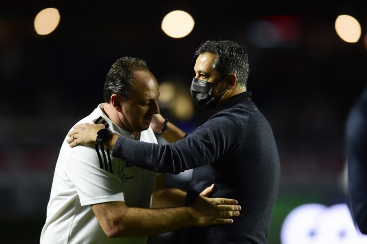 Técnicos Rogério Ceni e Marquinhos Santos se cumprimentam no jogo São Paulo x Ceará, no Morumbi, pela Copa Sul-Americana