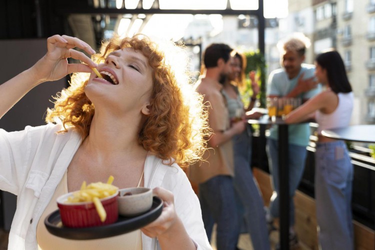 Comer de boca aberta e usando as mãos maximiza o sabor dos alimentos 

