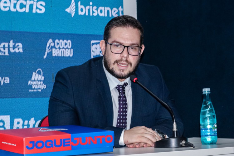 Vice-presidente e diretor de futebol Alex Santiago em entrevista coletiva na sede do Fortaleza