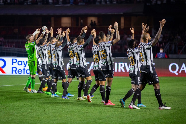 Jogadores do Ceará cumprimentam torcida no Morumbi no jogo São Paulo x Ceará, pela Copa Sul-Americana