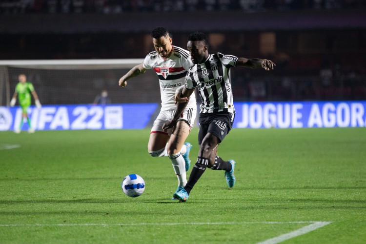 Atacantes Luciano e Mendoza disputam bola no jogo São Paulo x Ceará, no Morumbi, pela Copa Sul-Americana