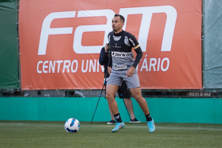 Meio-campista Lima, do Ceará, em treino no CT do Palmeiras