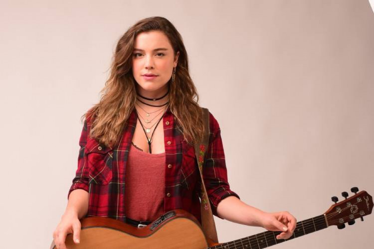 Alice Wegmann interpreta Raíssa na série 'Rensga Hits', disponível no Globoplay