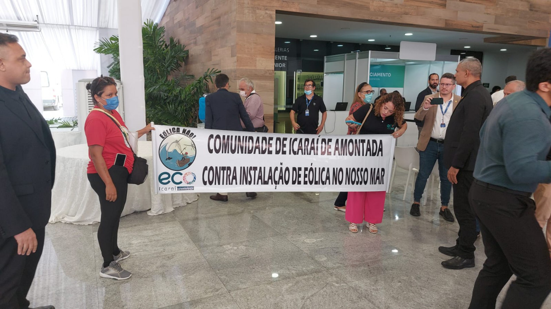 Duas representantes de comunidades tradicionais protestam contra parques de energia eólica no Ceará (Foto: Samuel Pimentel)