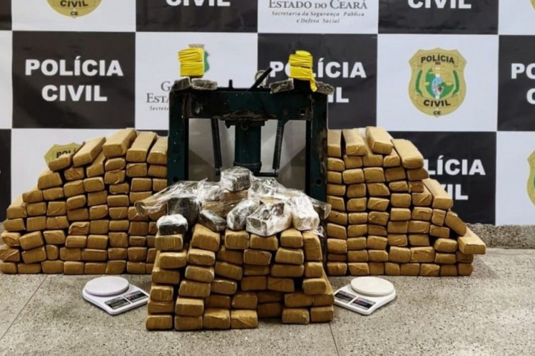 Apreensão de maconha no Conjunto Palmeiras, em Fortaleza 