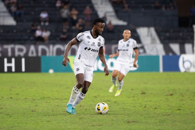 Mendoza marcou o gol de empate do Ceará diante do Botafogo, no estádio Nilton Santos, no Rio de Janeiro