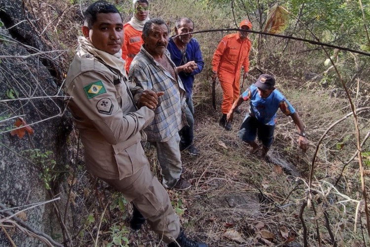 Um idoso de 72 anos foi resgatado pelo Corpo de Bombeiros após se perder na Serra do Lungu, no município de Miraíma