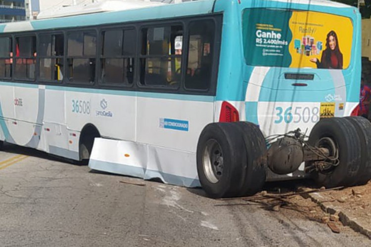 Ônibus fica sem as rodas traseira na manhã deste domingo, 7