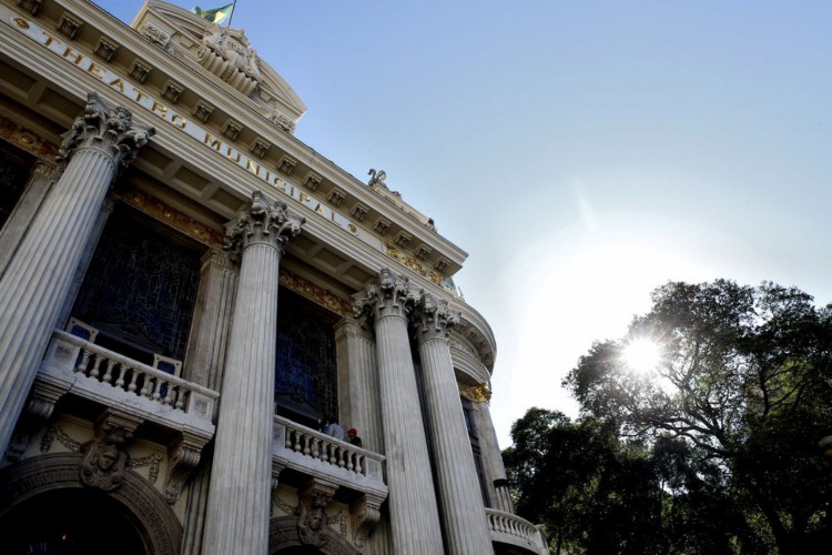 Rio de Janeiro - Em comemoração aos seus 108 anos, o Theatro Mucnicipal do Rio de Janeiro abre sua programação gratuita com a apresentação da Banda dos Fuzileiros Navais, na frente do teatro, e na sequência apresentações dos alunos da Academia de Ópera Bidu Sayão, (Foto: Tânia Rêgo/Agência Brasil)