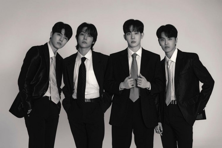 A banda The Rose é composta por (da esquerda para a direita):  Lee Hajoon (bateria), Kim Woosung (vocal, guitarra), Park Dojoon (vocal, teclado) e Lee Jaehyeong (baixo)