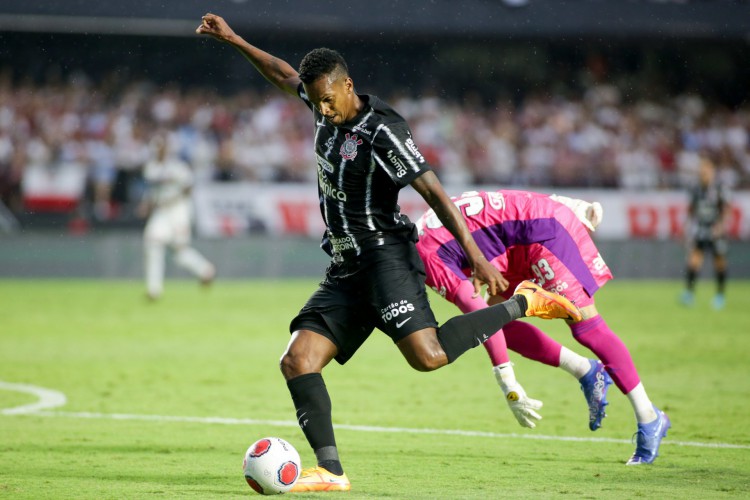 Atacante Jô no jogo São Paulo x Corinthians, no Morumbi, pelo Campeonato Paulista