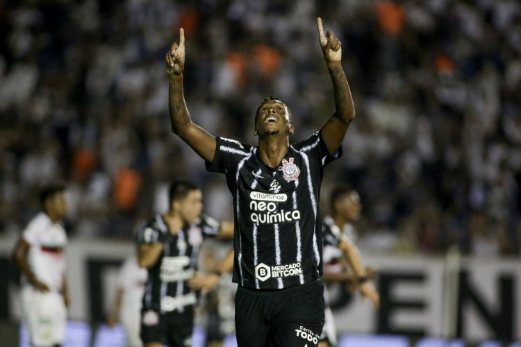 Atacante Jô comemora gol no jogo Portuguesa-RJ x Corinthians, no estádio do Café, em Londrina, pela Copa do Brasil