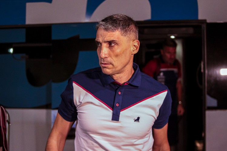 Técnico Juan Pablo Vojvoda na chegada à Arena Castelão para o jogo Fortaleza x Internacional, pelo Campeonato Brasileiro Série A