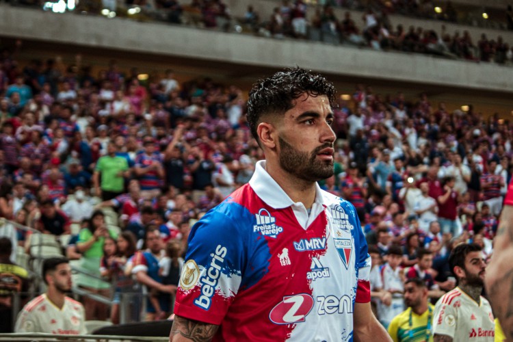 Zagueiro Emanuel Brítez no jogo Fortaleza x Internacional, na Arena Castelão, pelo Campeonato Brasileiro Série A