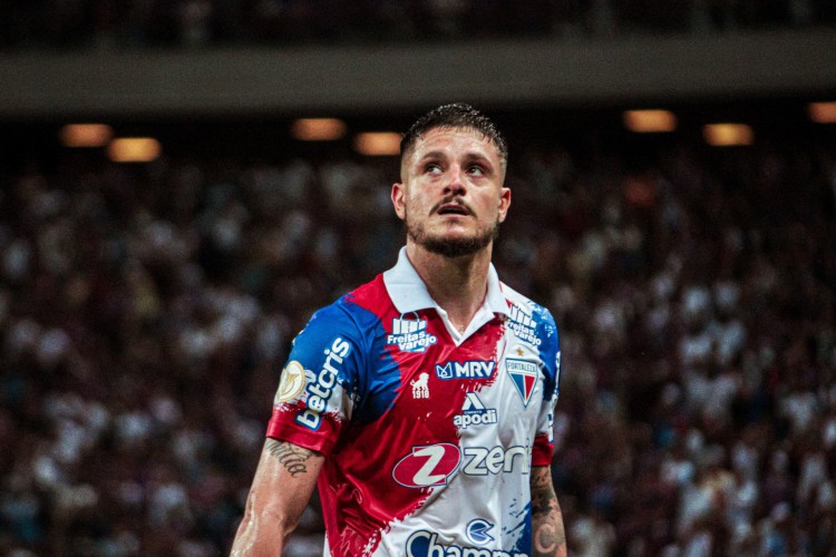 Meia Lucas Crispim no jogo Fortaleza x Internacional, na Arena Castelão, pelo Campeonato Brasileiro Série A