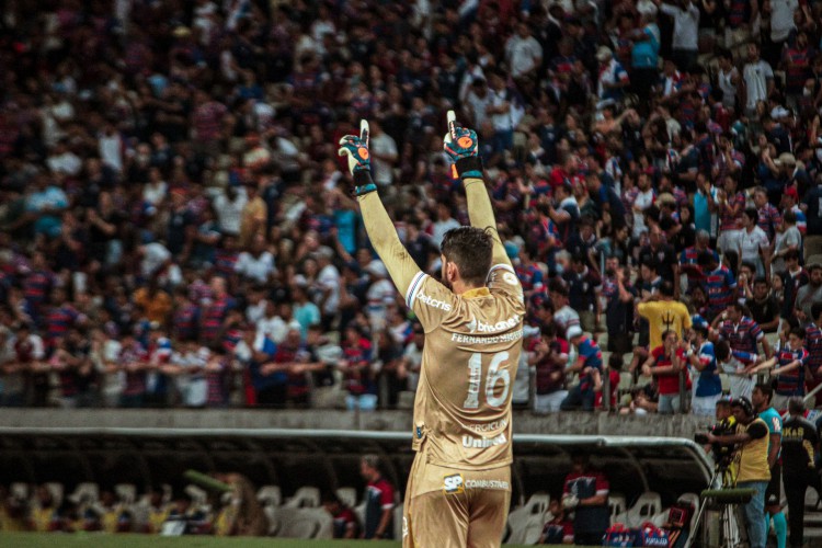 Goleiro Fernando Miguel no jogo Fortaleza x Internacional, na Arena Castelão, pelo Campeonato Brasileiro Série A