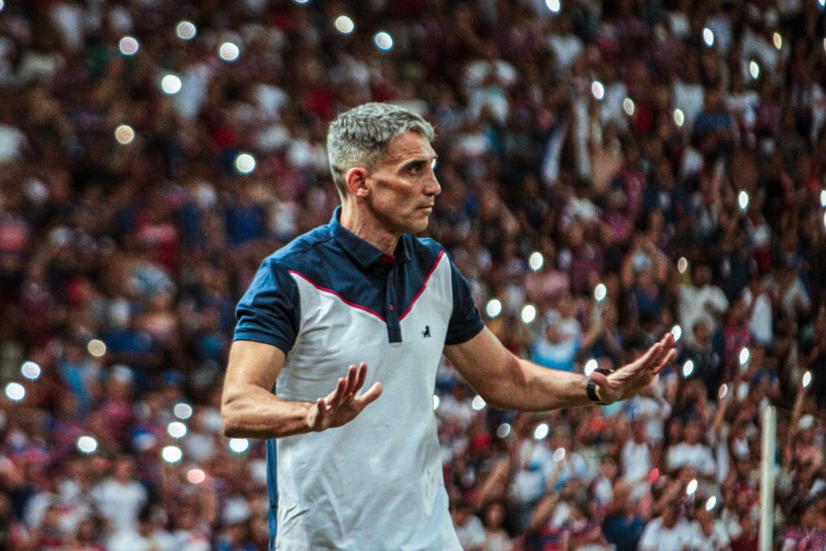 Técnico Juan Pablo Vojvoda no jogo Fortaleza x Internacional, na Arena Castelão, pelo Campeonato Brasileiro Série A