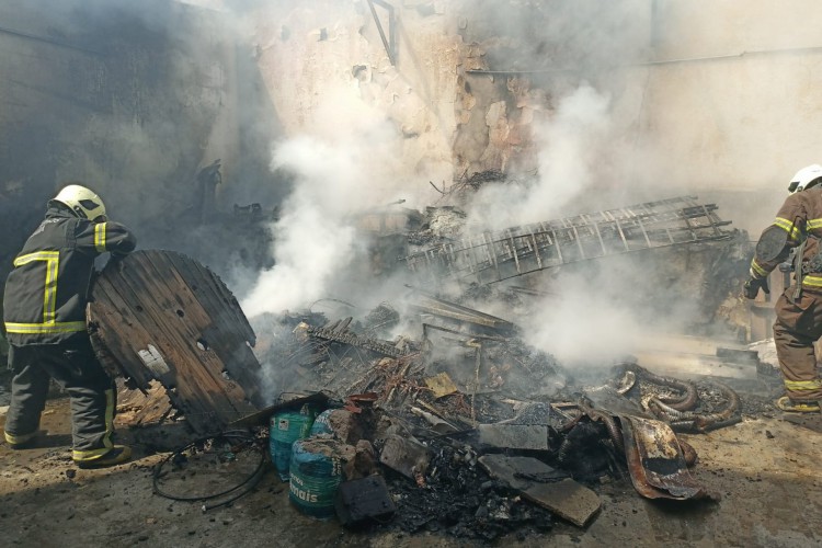 Incêndio na avenida Pontes Vieira, na tarde desta terça, 9