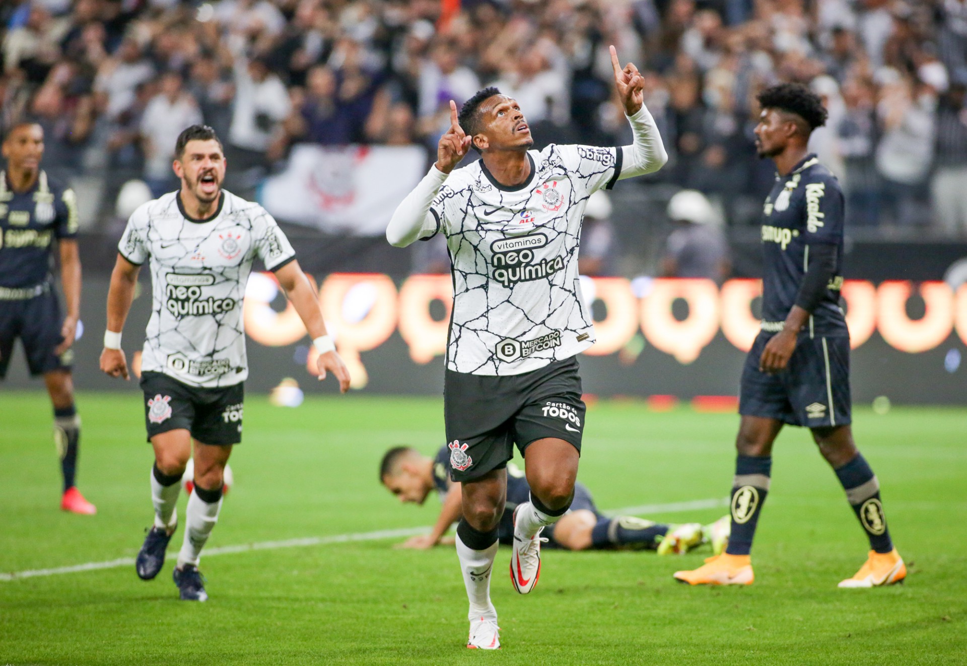 Atacante Jô comemora gol no jogo Corinthians x Santos, na Neo Química Arena, pelo Campeonato Paulista (Foto: Rodrigo Coca/Agência Corinthians)