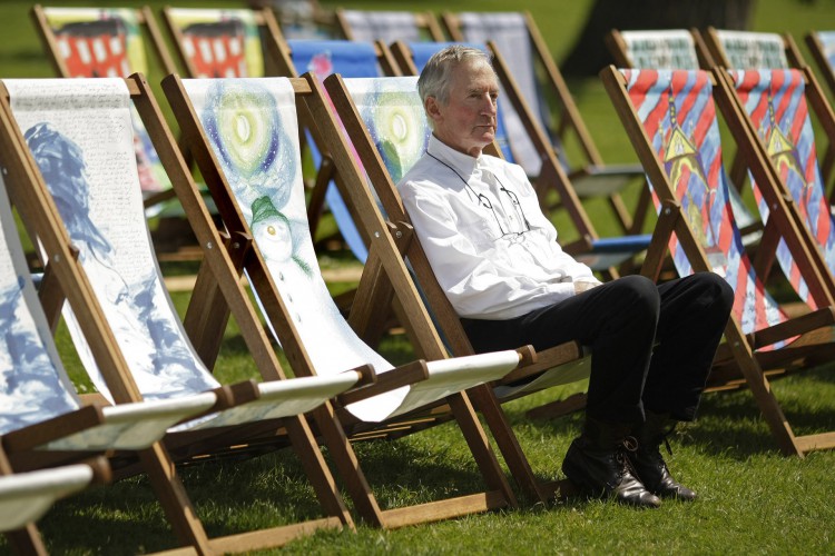 Nesta foto de arquivo tirada em 29 de maio de 2008, o autor britânico Raymond Briggs está sentado em uma espreguiçadeira que Briggs projetou com base na história de seus filhos 