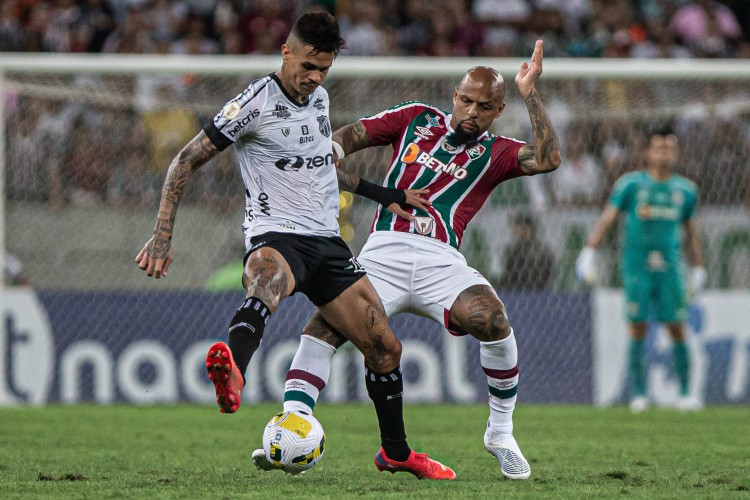 Volantes Richard e Felipe Melo disputam bola no jogo Fluminense x Ceará, no Maracanã, pelo Campeonato Brasileiro Série A