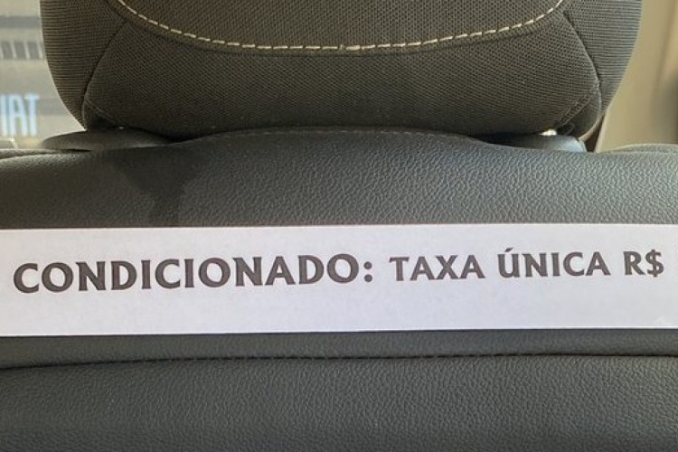 Aviso estava visível para os passageiros que entrassem no veículo