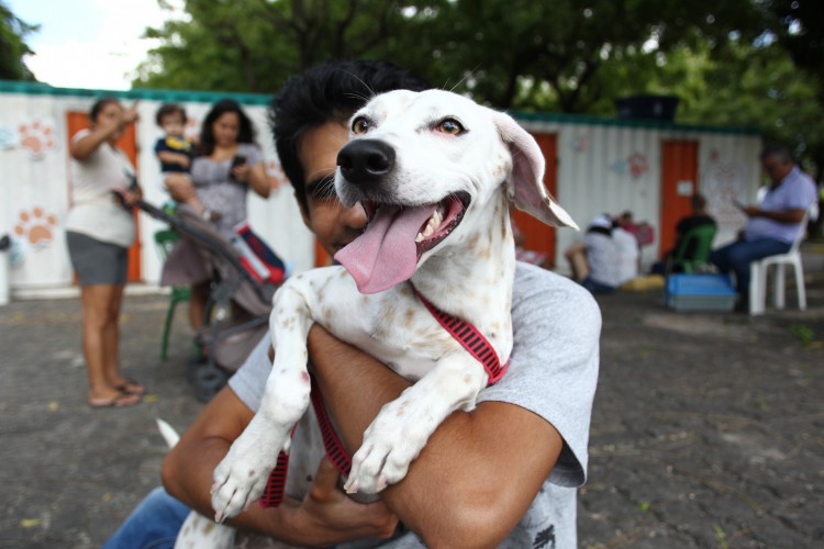 Lucivalto Lima, 35, e a cadela Clarinha foram ao VetMóvel disponível no bairro João XXIII na manhã desta quarta-feira, 10