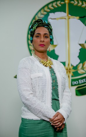 Desde 2015, a promotora Lívia Sant’anna atua na Promotoria de Justiça de Combate ao Racismo e à Intolerância Religiosa, na Bahia(Foto: Aurelio Alves)