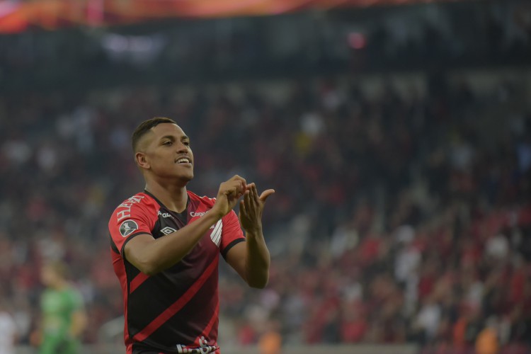 Atacante Pedro Rocha comemora gol no jogo Athletico-PR x Caracas, na Arena da Baixada, pela Copa Libertadores