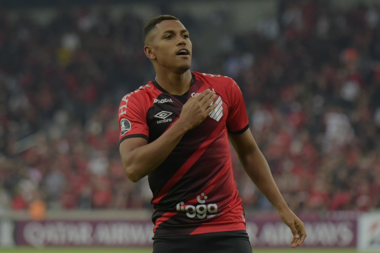 Atacante Pedro Rocha comemora gol no jogo Athletico-PR x Caracas, na Arena da Baixada, pela Copa Libertadores