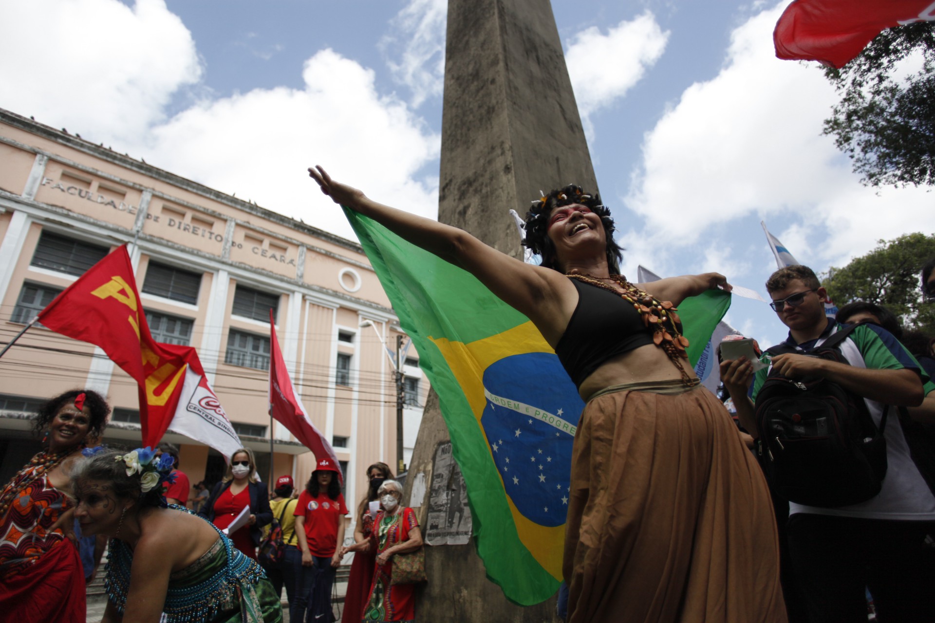 EM FORTALEZA, manifesto foi lido na praça Clóvis Beviláqua, no Centro (Foto: Fabio Lima)