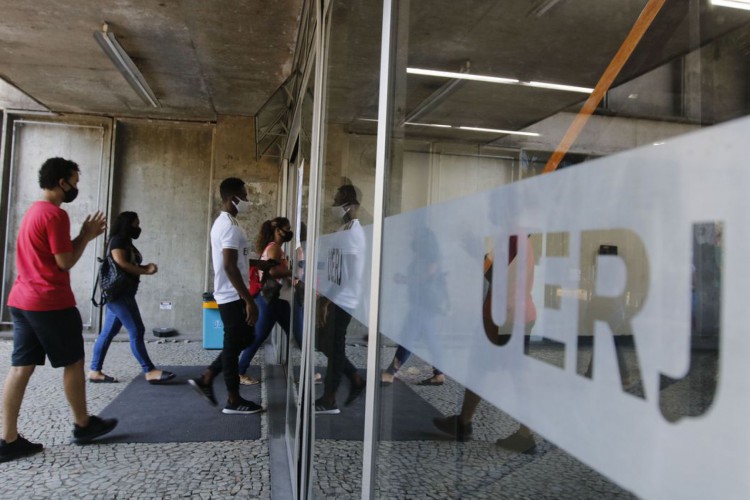 Entrada dos candidatos para o primeiro dia de provas do Exame Nacional do Ensino Médio (Enem) 2020, na Universidade Estadual do Rio de Janeiro(UERJ), na zona norte do Rio.