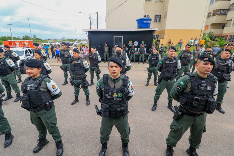 A governadora Izolda Cela participou hoje da entrega da Copac na comunidade do Luiz Gonzaga, no bairro Ancuri, em Fortaleza