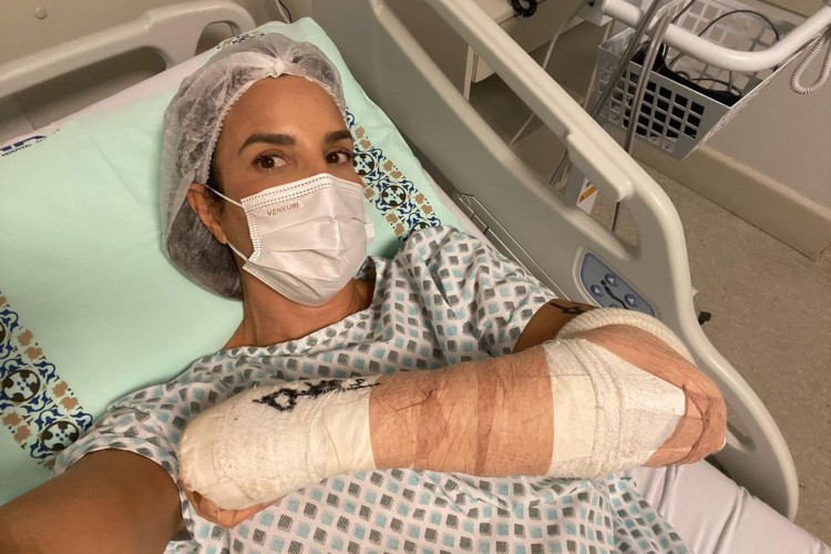 Ivete Sangalo fez cirurgia no braço na quinta-feira, 11 de agosto