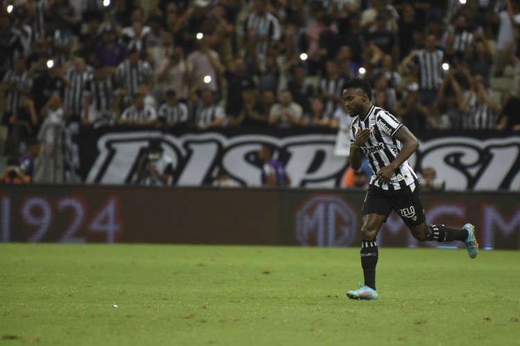 Atacante Mendoza comemora gol no jogo Ceará x São Paulo, na Arena Castelão, pela Copa Sul-Americana