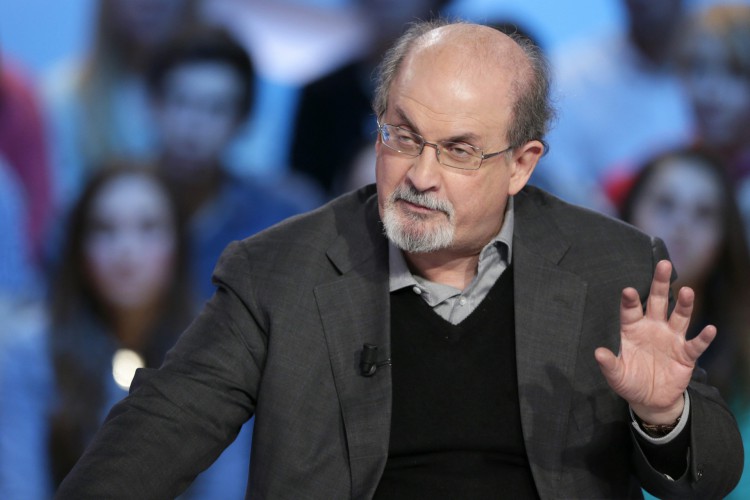 Foto de arquivo tirada em 16 de novembro de 2012, o autor britânico Salman Rushdie participa do programa de TV 