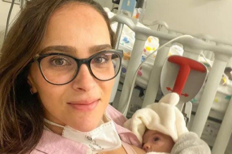 Maria Guilhermina, filha do ator Juliano Cazarré e de Letícia Cazarré, volta a UTI para inserir stent, mas passa bem