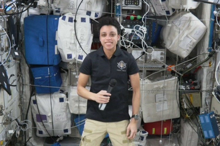 Captura de tela fornecida pela AFPTV em 9 de agosto de 2022, a astronauta americana Jessica Watkins fala durante uma entrevista do módulo Columbus da Estação Espacial Internacional. Se você pudesse escolher, qual você preferiria: ir à Lua ou a Marte? Essa questão, puramente teórica para a grande maioria das pessoas, ressoa de maneira diferente para Jessica Watkins, astronauta da NASA. Aos 34 anos, a americana tem toda a carreira pela frente e pode muito bem ser uma das primeiras mulheres a pisar na Lua, nos próximos anos