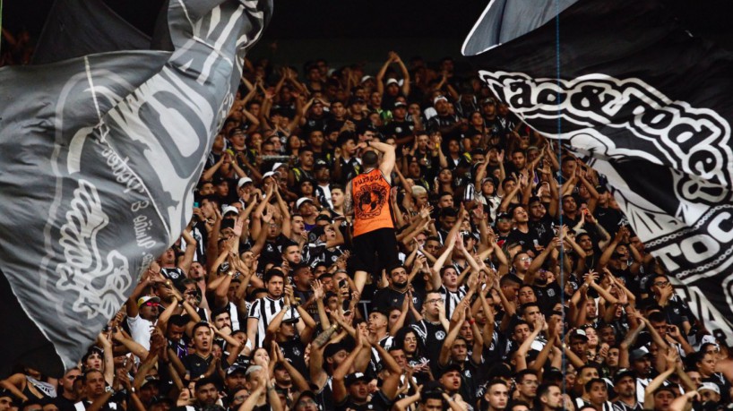 Torcida do Ceará durante jogo contra o Fortaleza, na Arena Castelão, pela 22ª rodada do Brasileirão. 