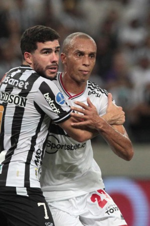 Volante Richardson e zagueiro Miranda no jogo Ceará x São Paulo, na Arena Castelão, pela Copa Sul-Americana(Foto: Rubens Chiri / saopaulofc.net)