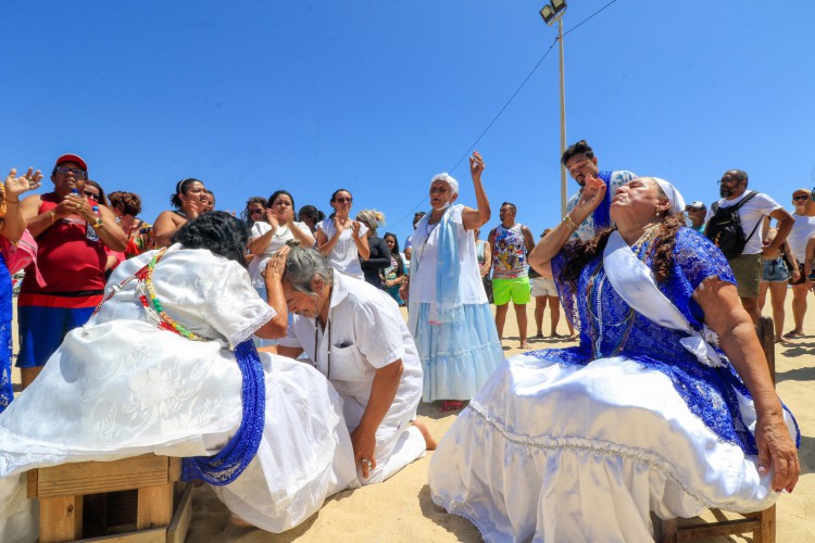 ￼ NA FESTA de Iemanjá,  as bençãos foram distribuídas na beira do mar de Iracema   