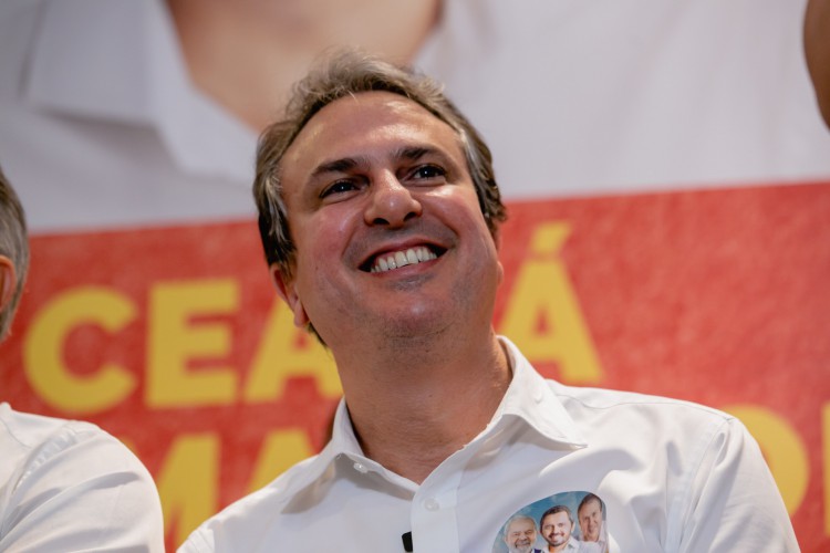 O candidato ao senado no Ceará, Camilo Santana (PT), teve quase o mesmo percentual de votos do que o candidato à presidência Ciro Gomes (PDT) nas eleições 2022