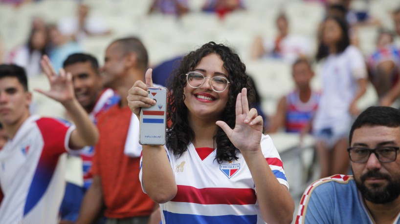 Torcedora do Fortaleza acompanha Clássico-Rei no Castelão