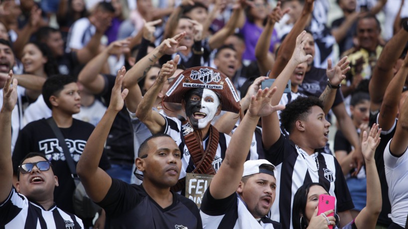 Torcida do Ceará no Castelão(foto: FABIO LIMA/O POVO)