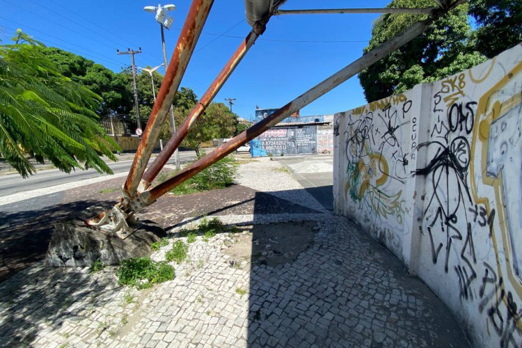 Estrutura do Ginásio Poliesportivo da Parangaba, localizado na avenida general Osório de Paiva, apresenta sinais de abandono