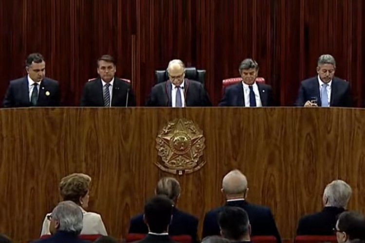 Posse de Alexandre de Moraes. Bolsonaro sentado à mesa. Na primeira fila, diante dele, Dilma Rousseff, José Sarney, Lula e Michel Temer