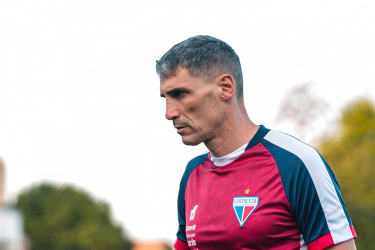 Técnico Juan Pablo Vojvoda em treino do Fortaleza no Centro de Excelência Alcides Santos, no Pici