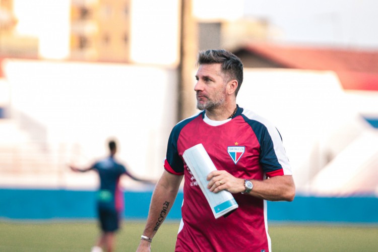 Auxiliar técnico Gastón Liendo em treino do Fortaleza no Centro de Excelência Alcides Santos, no Pici